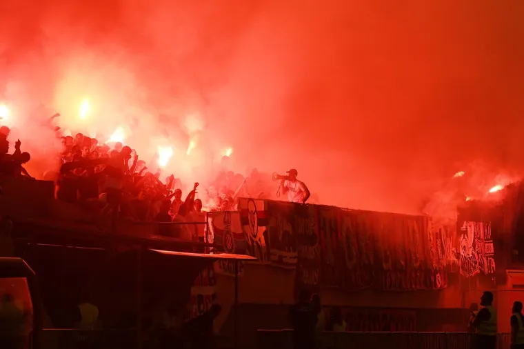 Piromanska fešta na utakmici Šibenika i Hajduka. Tribine su gorjele, pljuštale su uvrede, ma kaos totalni