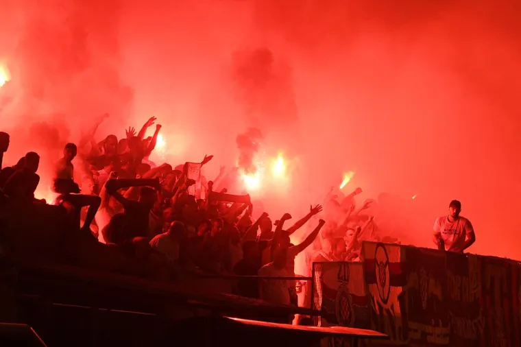 Piromanska fešta na utakmici Šibenika i Hajduka. Tribine su gorjele, pljuštale su uvrede, ma kaos totalni