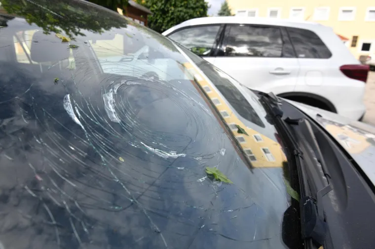 Nevrijeme devastiralo staklenike, krovove i vjetrobranska stakla u Velikom Bukovcu: Štete se još zbrajaju