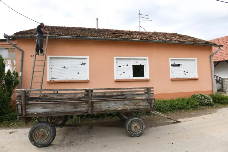 Nevrijeme devastiralo staklenike, krovove i vjetrobranska stakla u Velikom Bukovcu: Štete se još zbrajaju