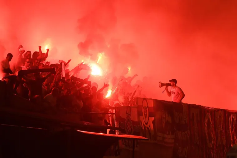 Piromanska fešta na utakmici Šibenika i Hajduka. Tribine su gorjele, pljuštale su uvrede, ma kaos totalni