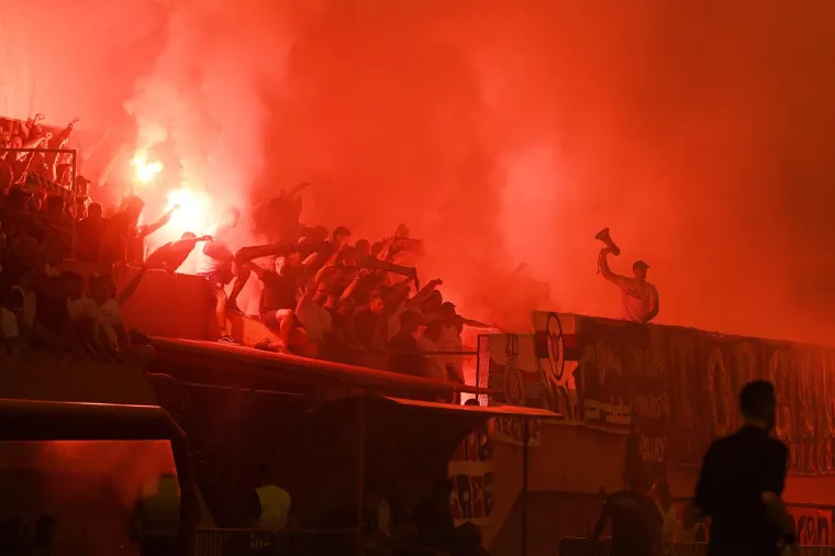 Piromanska fešta na utakmici Šibenika i Hajduka. Tribine su gorjele, pljuštale su uvrede, ma kaos totalni