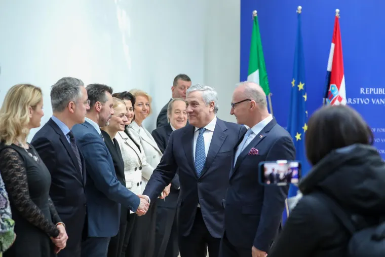 Ono kada svojeg prijatelja ne vidiš duže vrijeme: Pogledajte kako su se izgrlili Grlić Radman i talijanski ministar