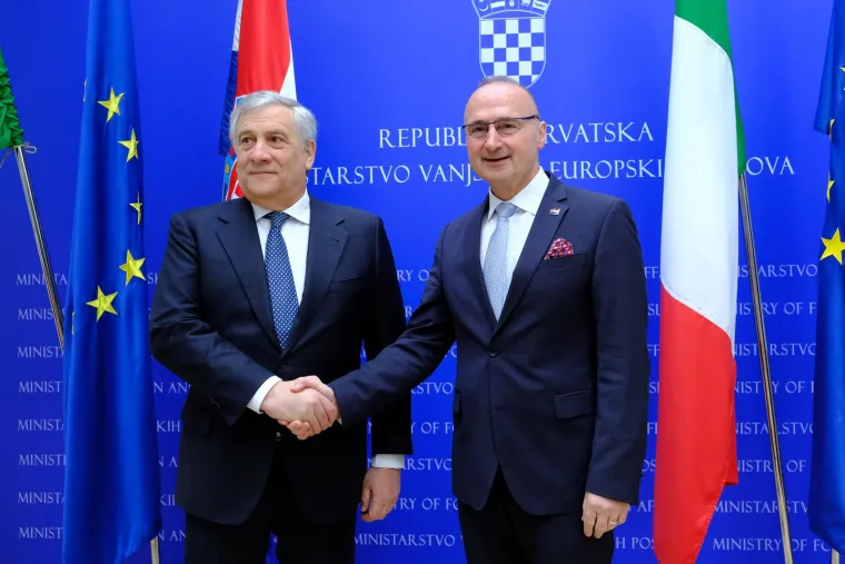 Ono kada svojeg prijatelja ne vidiš duže vrijeme: Pogledajte kako su se izgrlili Grlić Radman i talijanski ministar