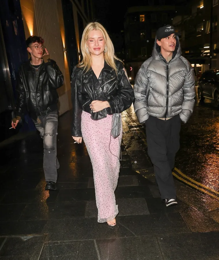 Lottie se ne boji pokazati svoje bujne atribute: Zanosna seka Kate Moss spremno je pokazala svoj slavni, bujni dekolte