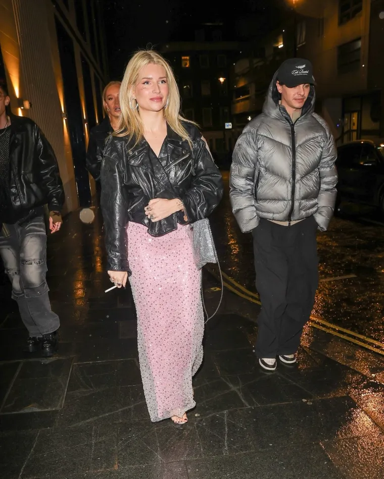 Lottie se ne boji pokazati svoje bujne atribute: Zanosna seka Kate Moss spremno je pokazala svoj slavni, bujni dekolte