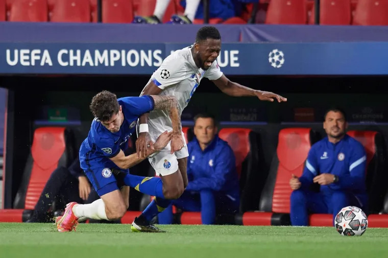 Christian Pulisic of Chelsea and Chancel Mbemba of Porto compete for the ball during the UEFA Champions League Quarter Final Second Leg match between Chelsea FC and FC Porto at Estadio Ramon Sanchez Pizjuan on April 13, 2021 in Seville, Spain. Sporting stadiums around Spain remain under strict restrictions due to the Coronavirus Pandemic as Government social distancing laws prohibit fans inside venues resulting in games being played behind closed doors.
Chelsea FC v Porto  - UEFA Champions League Quarter Final: Leg Two, Seville, Spain - 13 Apr 2021,Image: 605285372, License: Rights-managed, Restrictions: Editorial Use Only, Model Release: no
