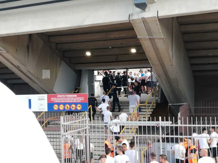 Zaiskrilo na ulazu na stadion, policija i navijači ušli u manji sukob: 'Hoćete li opet pucat'