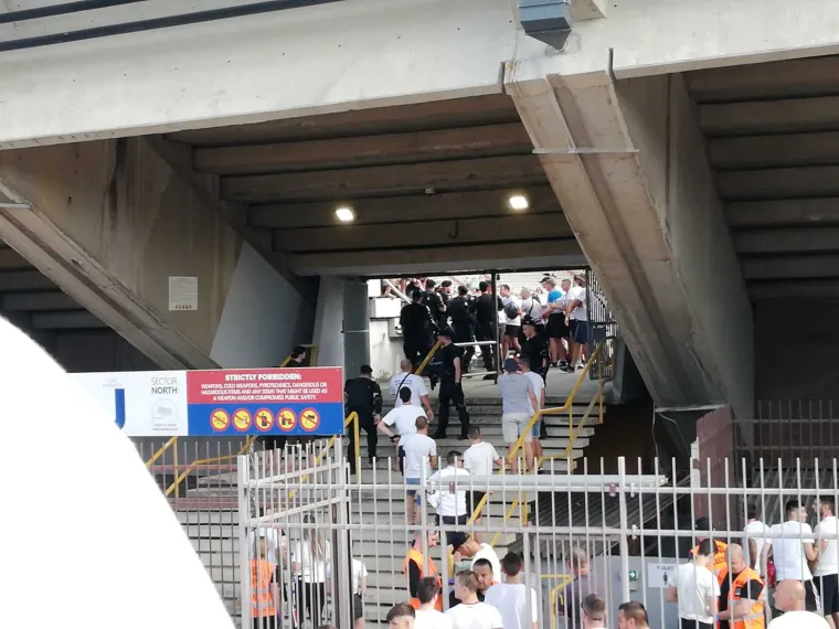 Zaiskrilo na ulazu na stadion, policija i navijači ušli u manji sukob: 'Hoćete li opet pucat'