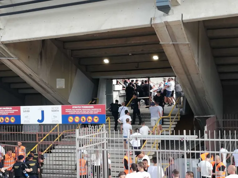 Zaiskrilo na ulazu na stadion, policija i navijači ušli u manji sukob: 'Hoćete li opet pucat'