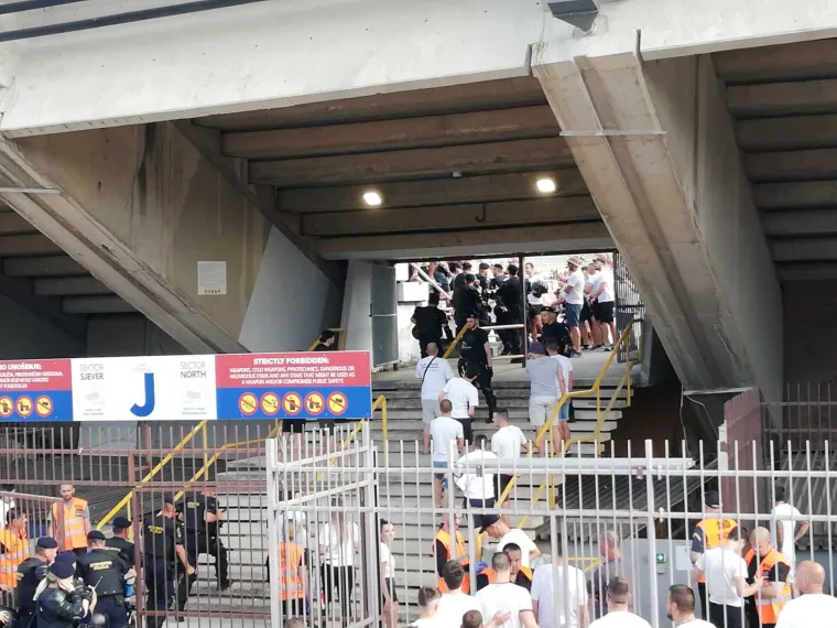 Zaiskrilo na ulazu na stadion, policija i navijači ušli u manji sukob: 'Hoćete li opet pucat'