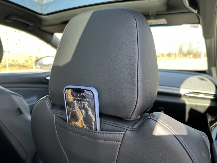Stražnja sjedala imaju maleni pretinac za mobitel