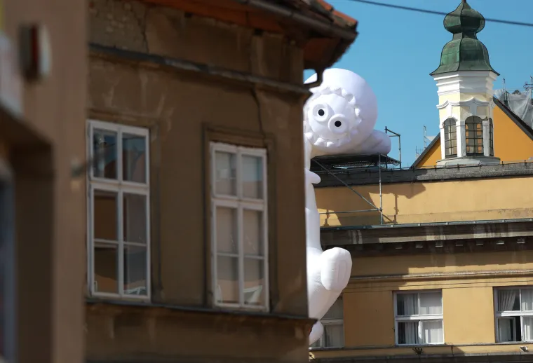 Dolac: Upoznajte dvije divovske figure inspirirane Inuitima. Odlučili su odvažno nadahnuti sve oko sebe da se bolje brinu o planetu na kojem žive. Na svome putovanju posjetit će i Zagreb te na poseban način osvijetliti noćno nebo i poslati svoju snažnu poruku. Autor: INOOK