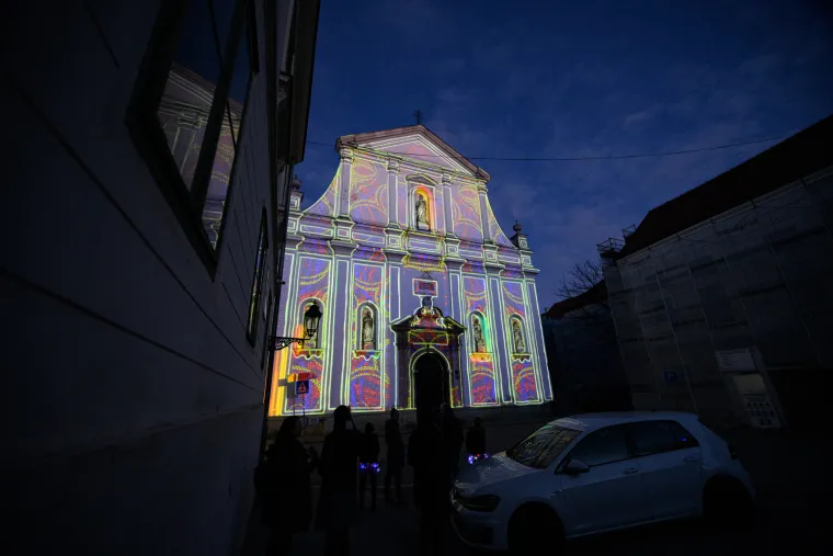 Crkva sv. Katarine: Doživite nevjerojatnu projekciju koja djeluje poput plesa transcendentalnih dimenzija i jakih kontrasta. Posebnost ovog spoja umjetnosti čini i glazbeni element u vidu epske elektronske glazbe bogate zvukovima koji će dodatno naglasiti atmosferičnost prostora i objekta. Pripremite se na nezaboravno iskustvo slika i boja uz fenomenalan zvuk koji zajedno kreiraju fluidnu i neočekivanu kombinaciju umjetnosti. Autor: Proteam
