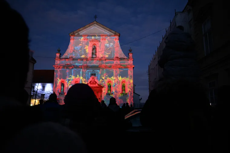 Crkva sv. Katarine: Doživite nevjerojatnu projekciju koja djeluje poput plesa transcendentalnih dimenzija i jakih kontrasta. Posebnost ovog spoja umjetnosti čini i glazbeni element u vidu epske elektronske glazbe bogate zvukovima koji će dodatno naglasiti atmosferičnost prostora i objekta. Pripremite se na nezaboravno iskustvo slika i boja uz fenomenalan zvuk koji zajedno kreiraju fluidnu i neočekivanu kombinaciju umjetnosti. Autor: Proteam