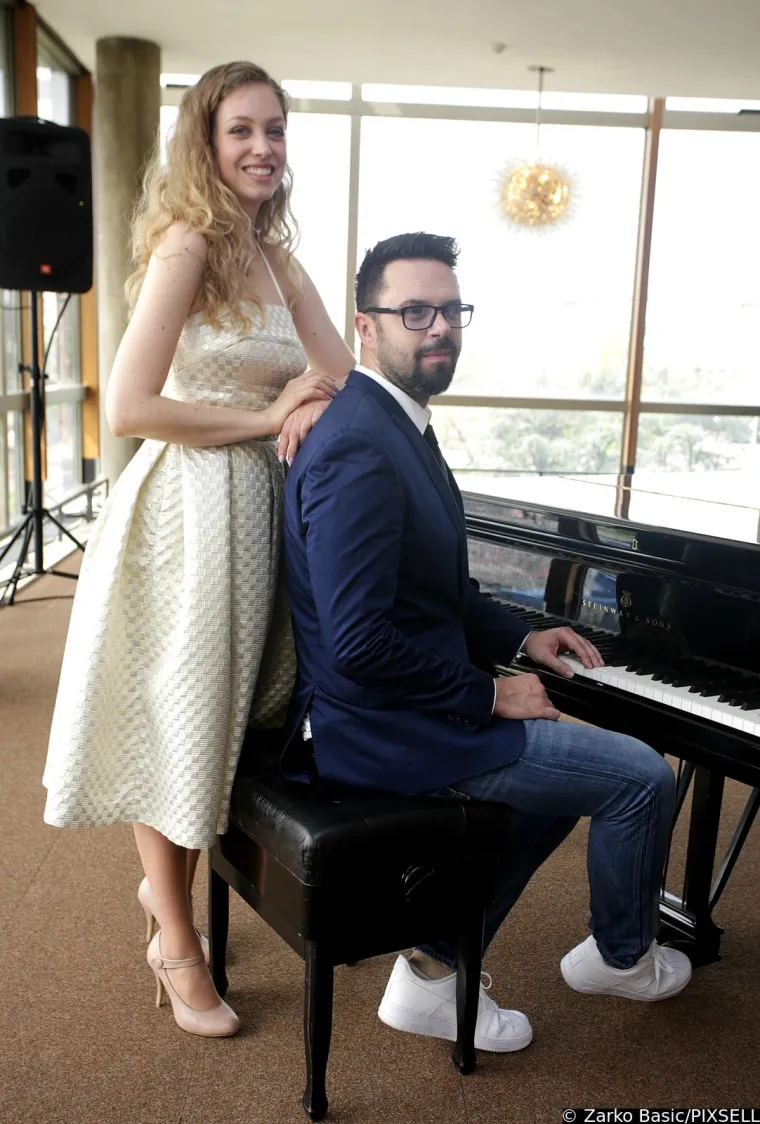 Tako je Petar malo-pomalo postao postajao čest gost u kući Huljićevih te je njihovu djecu, Hanu i Ivana, upoznao dok su oni još bili djeca. S Hanom je 2016. snimio duet &quot;Srce za vodiča&quot;, a o toj je suradnji tada ispričao: &quot;Kad sam rekao Tončiju kako bih želio surađivati s Hanom, nije bio najsretniji jer nije želio da ljudi misle kako ju je on gurnuo u to. No, kada je čuo kako je zvučala u studiju, znali smo da je to pun pogodak.&quot;