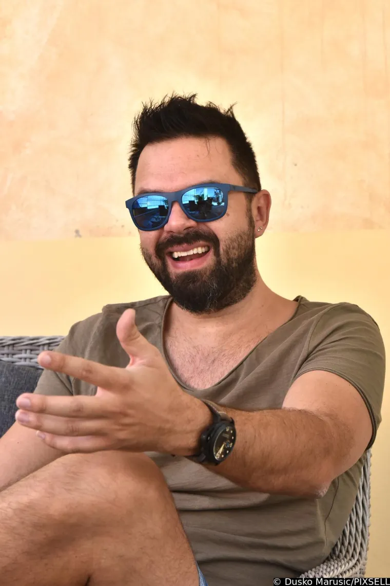 Dugogodišnje prijateljstvo prošle je godine preraslo u ljubav i tada je započeo nezapamćeni interes Hrvata za ovaj novopečeni par. 