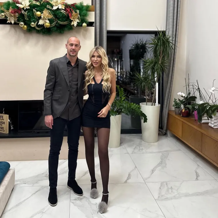 &quot;Rekla im je da joj se sviđaju dvije vile - jedna uz kuću Novaka Đokovića, a druga u blizini apartmana Janka Tipsarevića. Sve vrijeme ih je fotografirala, ali se nije izjasnila planira li kupiti vilu za iznajmljivanje ili za sebe i svoju obitelj&quot;, zaključio je izvor. 