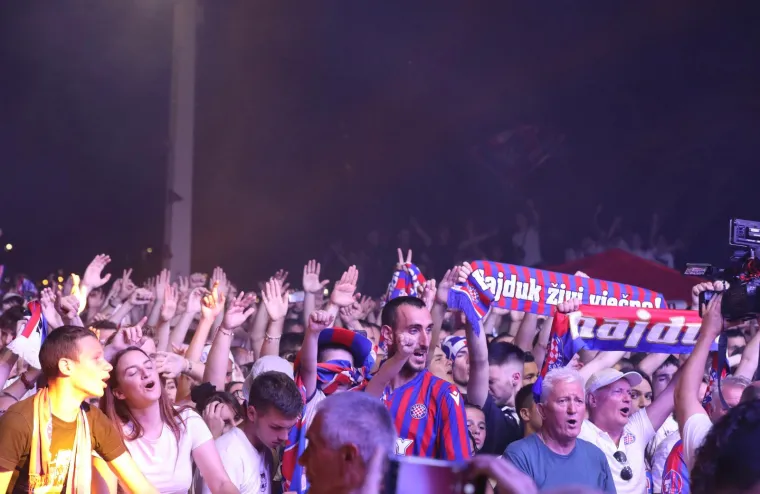 Split je u transu, razdragano mnoštvo zapalio je popularni pjevač