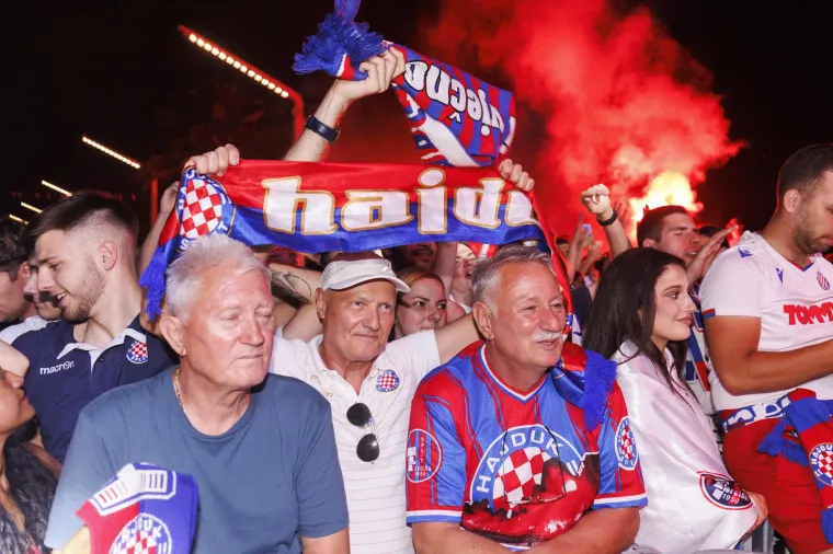 Split je u transu, razdragano mnoštvo zapalio je popularni pjevač