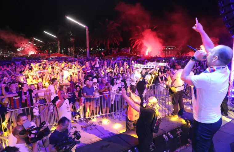 Split je u transu, razdragano mnoštvo zapalio je popularni pjevač