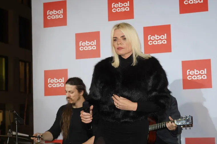 Sjećate li se Martine Vrbos? Prepolovila se i sad rastura po Beogradu - u publici ju je pratila i Nataša Bekvalac