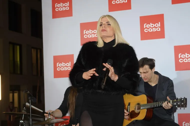 Sjećate li se Martine Vrbos? Prepolovila se i sad rastura po Beogradu - u publici ju je pratila i Nataša Bekvalac