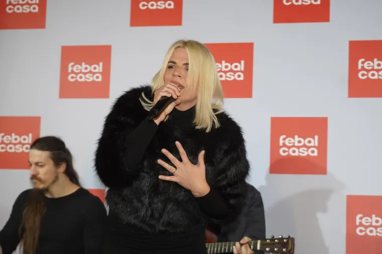 Sjećate li se Martine Vrbos? Prepolovila se i sad rastura po Beogradu - u publici ju je pratila i Nataša Bekvalac