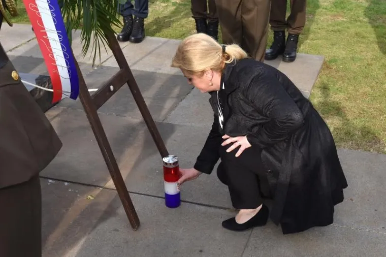 Predsjednica Republike Kolinda Grabar Kitarović u Škabrnji je danas položila vijenac kod spomen-obilježja masovne grobnice "Ruža za poginule branitelje i civile" te na mjesnome groblju sv. Luke kod glavnoga križa. (Hina)