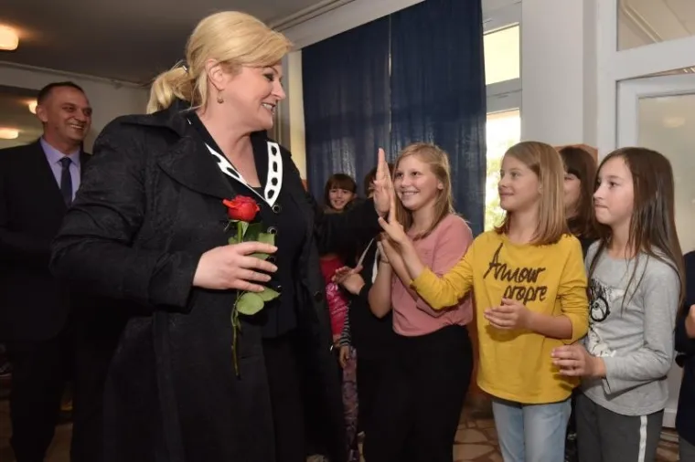 Učenicima škabrnjske Osnovne škole Vladimira Nazora predsjednica je poručila da se trajno sjećaju žrtava poginulih za slobodnu Hrvatsku i da ostanu u svojemu rodnom kraju, a država se treba pobrinuti i osigurati im uvjete za što bolji život. (Hina)