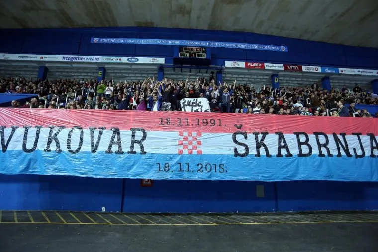 U Zagrebu su sinoć, uoči hokejaške utakmice KHL lige između Medveščaka i moskovskog CSKA, navijači razvili golemi transparent s natpisom Vukovar - Škabrnja, a povodom 24. obljetnice njihovih stradanja.