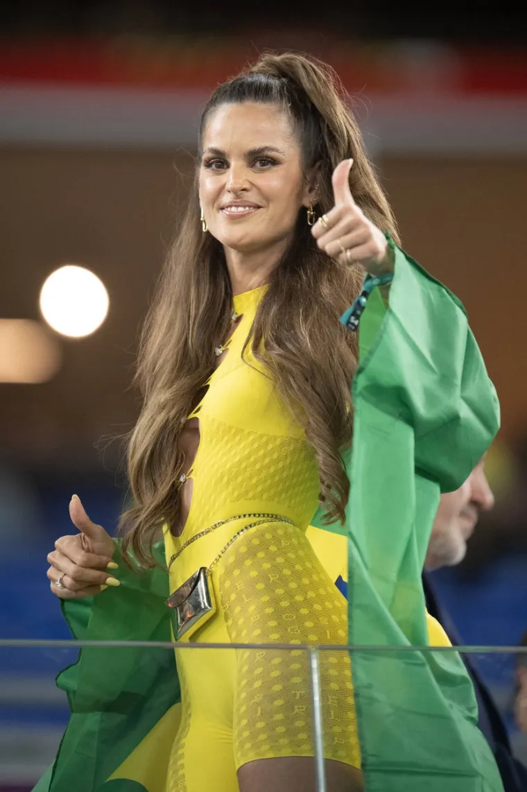 Naša Ivana Knoll proglašena je najseksepilnijom navijačicom kada je na SP-u Rusiji 2018. ukrala pažnju, a isto čini i četiri godine kasnije u Dohi. Je li Brazilka dostojna konkurencija našoj Knoll prosudite sami...