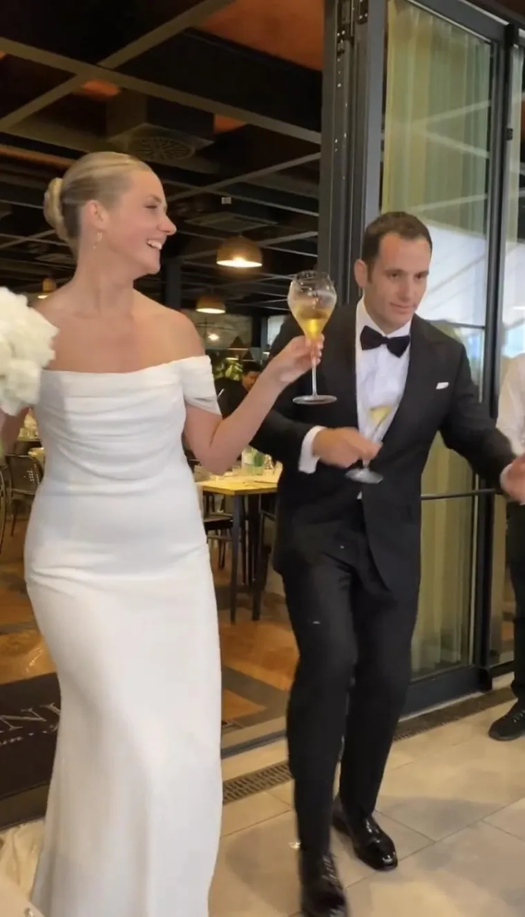 Mladoženja je blistao u crnom odijelu s leptir mašnom, a Karla je oduševila u jednostavnoj vjenčanici koja je isticala njezinu ženstvenu siluetu.