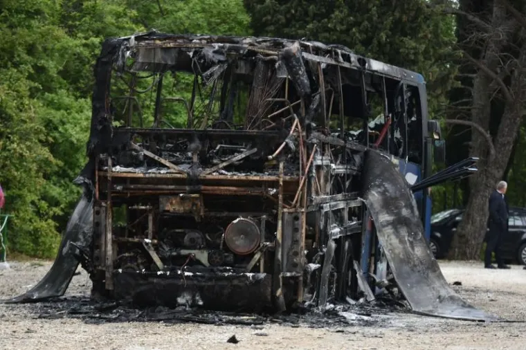 PLOMIN: Autobus na dionici ceste D-66 u potpunosti izgorio, putnici neozlijeđeni