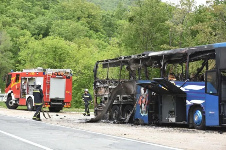 PLOMIN: Autobus na dionici ceste D-66 u potpunosti izgorio, putnici neozlijeđeni