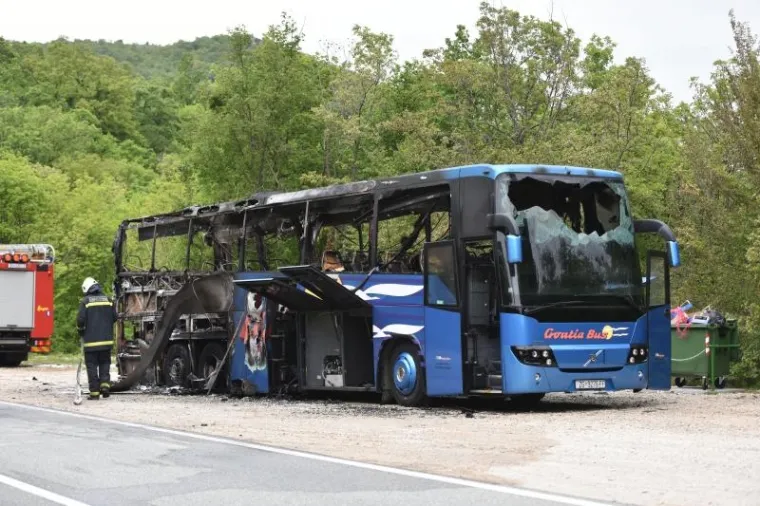 PLOMIN: Autobus na dionici ceste D-66 u potpunosti izgorio, putnici neozlijeđeni