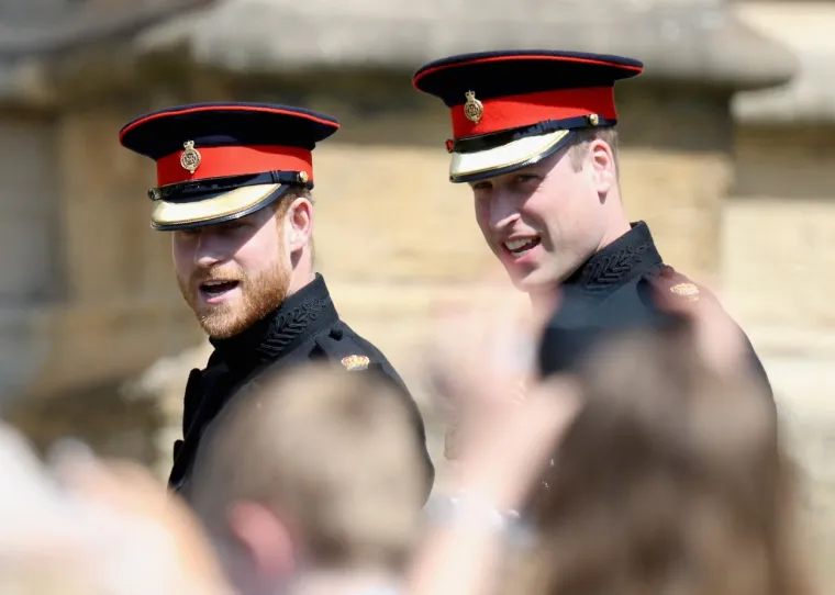 Uz to, priča se da Harry želi susret licem u lice sa svojim bratom i tatom. Također, Sussexovi se navodno žele pojaviti na balkonu Buckinghamske palače nakon okrunjenja kralja.
