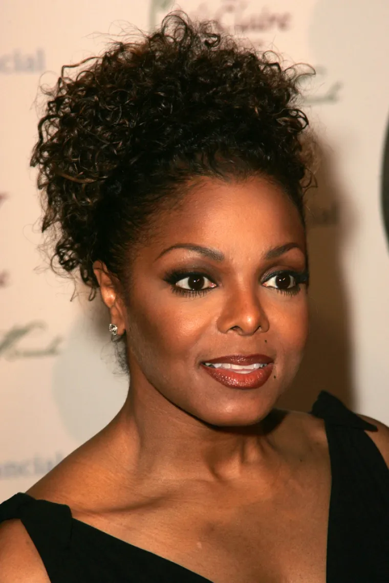 Osim dive Whitney, Bobby Brown je raspravljao i o svojoj navodnoj vezi s Janet Jackson: &quot;Bio sam jako zaljubljen u Janet. Sve. Njen mali osmijeh, njeno tijelo, plesni pokreti...&quot; Iako Janet nikada nije javno progovorila o svojoj navodnoj romansi s Bobbyjem, on je ranije govorio o toj vezi u svojim memoarima. Također je prikazan u biografskom filmu o Bobbyju Brownu 2018.