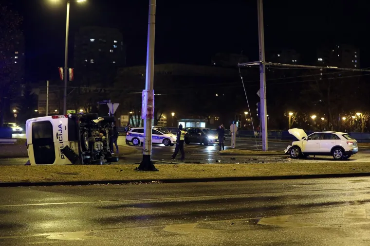 Sudar osobnog i policijskog vozila u Zagrebu