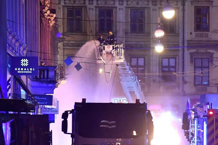 FOTO Pogledajte veliku akciju vatrogasaca dok su gasili vatreni stup od 10 metara u centru Zagreba