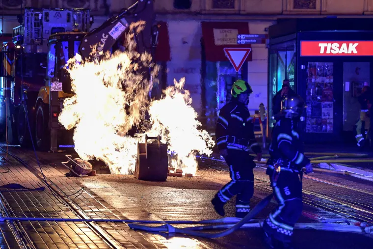 FOTO Pogledajte veliku akciju vatrogasaca dok su gasili vatreni stup od 10 metara u centru Zagreba