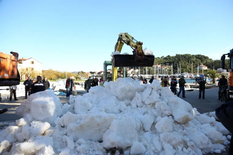 SKIJAŠKA UTRKA NA DALMATINSKOM OTOKU: Trajekti prevoze kamione pune snijega iz Like