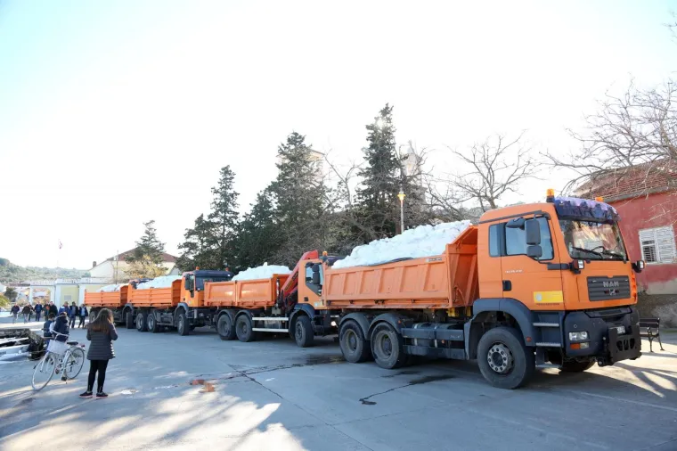 SKIJAŠKA UTRKA NA DALMATINSKOM OTOKU: Trajekti prevoze kamione pune snijega iz Like