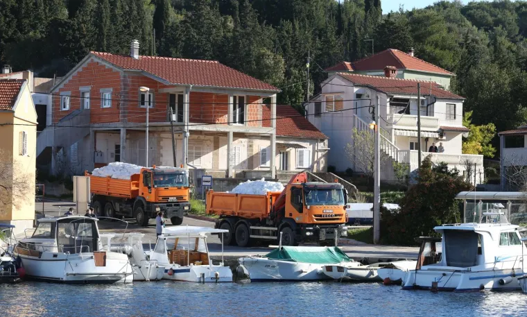 SKIJAŠKA UTRKA NA DALMATINSKOM OTOKU: Trajekti prevoze kamione pune snijega iz Like