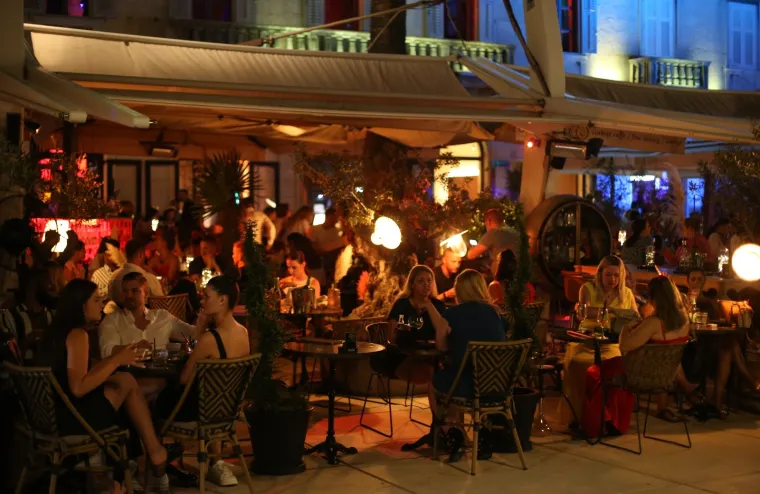 Zabranjen rad nakon ponoći na vrhuncu turističke sezone: Ovako je sinoć izgledao noćni život Splita i Zrća