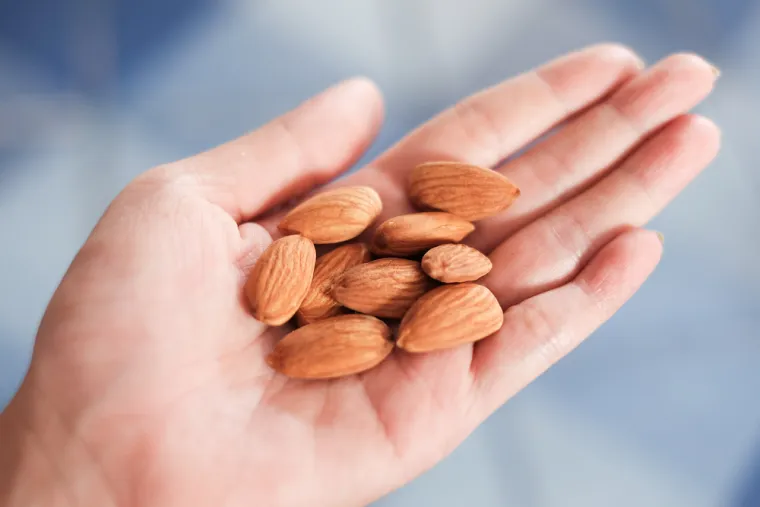 4. Bademi: Iako su bogati kalorijama, bademi su također bogati proteinima i vlaknima. Sadrže vitamin E, B12 te minerale poput magnezija, fosfora i bakra.