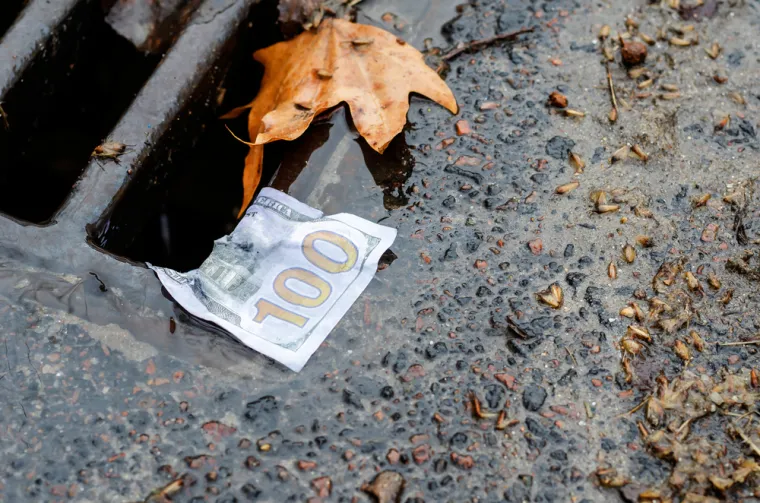 Vlaga oštećuje novčanice: Imajte na umu da voda ili vlaga mogu oštetiti papirnati novac zbog čega ga trebate dobro zaštititi. Važnost gotovine pokazala se kada je u cijeloj Njemačkoj došlo do problema u kartičnom plaćanju. U trgovinama poput Aldija, Edeke i DM-a kupci nisu mogli platiti karticom. Problem s kartičnim plaćanjem je trajao danima, a do danas nije u potpunosti riješen.