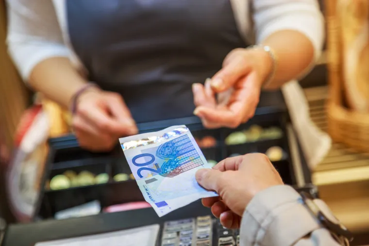 Zaliha novca u ratno vrijeme: Neki korisnici Facebooka su pisali da imaju financijsku pričuvu kod kuće: &quot;Uvijek i apsolutno isključivo plaćam gotovinom na blagajni.&quot; Druga korisnica je rekla da za takvu mjeru nema nikakve financijske rezerve: &quot;Ne mogu ostaviti novac od svoje male mirovine.&quot;

