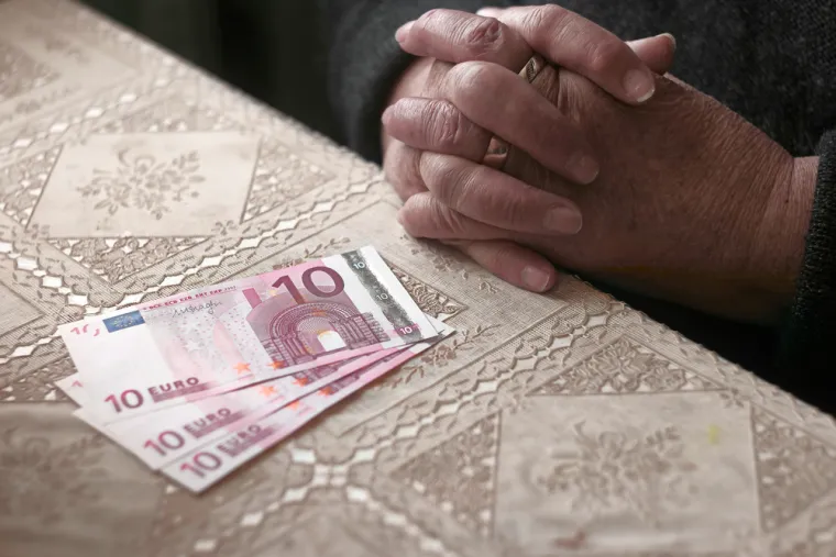 Mnogi nemaju 500 eura na raspolaganju: Nakon dvije godine korone i velikog povećanja cijena energije, mnogi ljudi nemaju 500 eura na raspolaganju. Jedan muškarac je rekao da kad plati račune i kupi namirnice ne ostane mu ništa ni u banci, ni u gotovini.