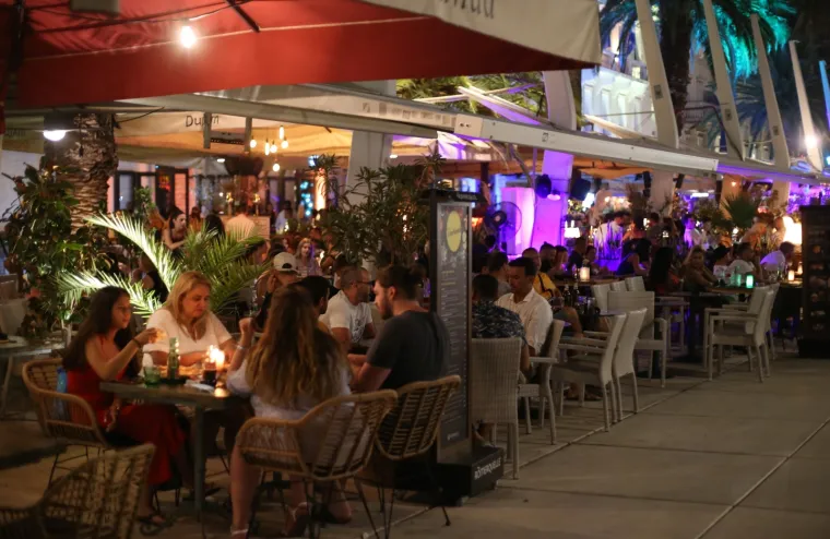 Zabranjen rad nakon ponoći na vrhuncu turističke sezone: Ovako je sinoć izgledao noćni život Splita i Zrća